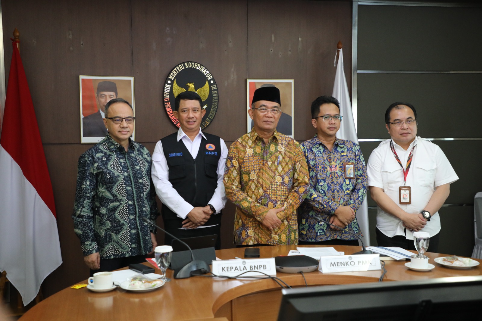 Kepala BNPB Letjen TNI Suharyanto S.Sos., M.M., menghadiri undangan Menko PMK Muhadjir Effendy untuk melaksanakan Rapat Tingkat Menteri (RTM) yang membahas tentang kelanjutan bantuan kemanusiaan bagi negara Republik Vanuatu dan Myanmar di Kantor Kemenko PMK, Jakarta, Rabu (14/6).